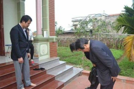 Đại sứ đặc mệnh toàn quyền Nhật Bản tại Việt Nam thăm hỏi gia đình cháu bé người Việt bị sát hại - ảnh 1
